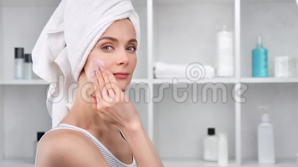 女人在脸上涂防老化面膜中型近距离拍摄4k红色相机视频的预览图