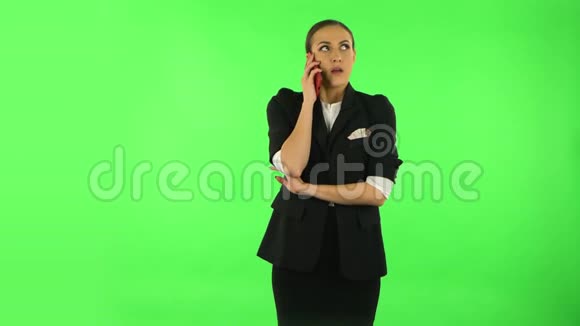 女孩愤怒地在电话里说话证明了什么绿色屏幕视频的预览图