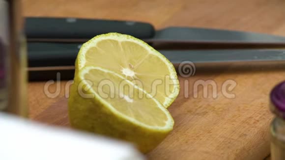 柠檬切成两半用来做饭视频的预览图
