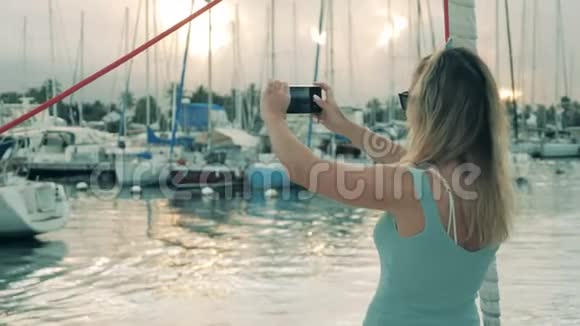 有船的港湾被一个女人拍照视频的预览图