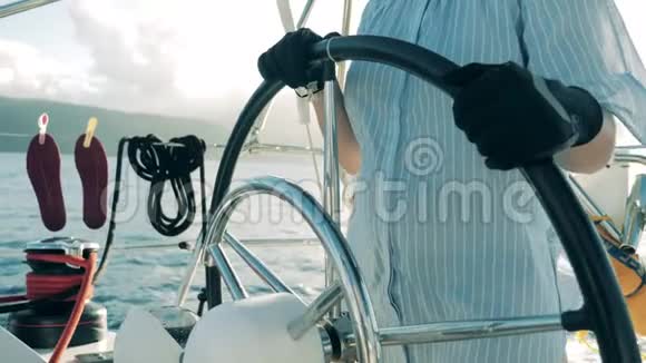 女子驾驶帆船的侧视图视频的预览图