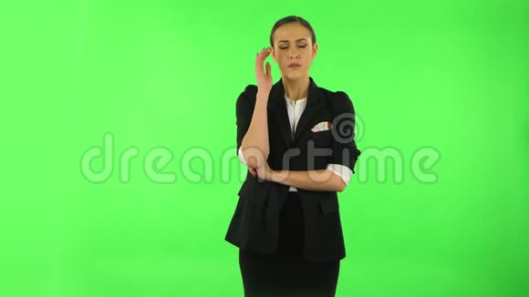 因疲劳而头痛的女人绿色屏幕视频的预览图