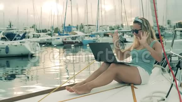 兴奋的女人正在游艇上做一个录像带视频的预览图