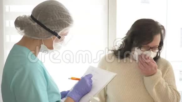 医生戴上口罩护目镜和一次性手套记录疑似病人的检查结果视频的预览图