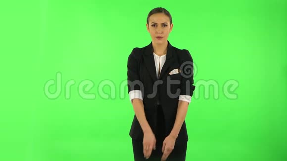 女人用双手交叉做手势使X形表示否认说不绿色屏幕视频的预览图