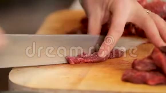 在木板上切牛肉视频的预览图