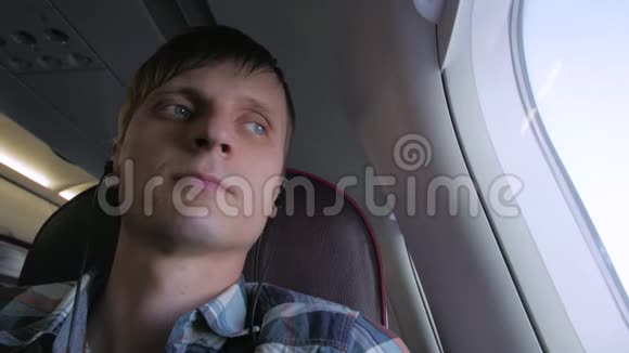 戴着耳机的人睡在飞机上视频的预览图
