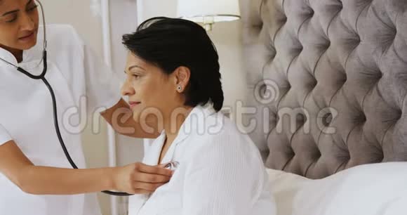女医生在卧室4k内用听诊器检查成熟妇女视频的预览图
