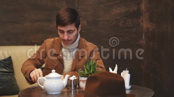 那家伙在咖啡馆里吃饭一个男人在餐馆吃早餐视频的预览图
