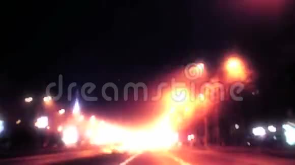 城市红绿灯在晚上4K视频的预览图