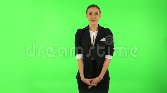 女人牵着手靠近耳朵试图听有趣的新闻表达沟通的概念绿色屏幕视频的预览图