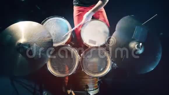 鼓手敲鼓时棍棒俯视图视频的预览图