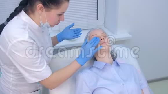 美容师在面部注射生物资本化后使用愈合霜视频的预览图