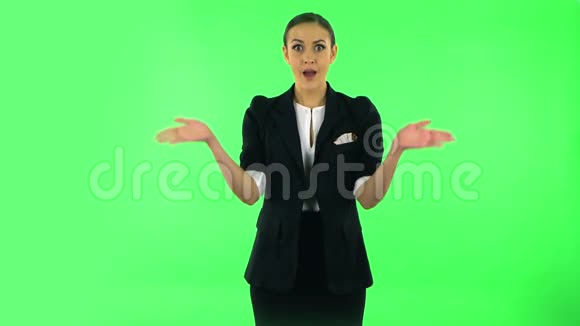 时髦的女孩为相机做姿势做滑稽的脸绿色屏幕视频的预览图