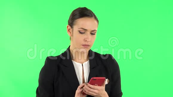 女孩愤怒地在手机上发短信绿色屏幕视频的预览图