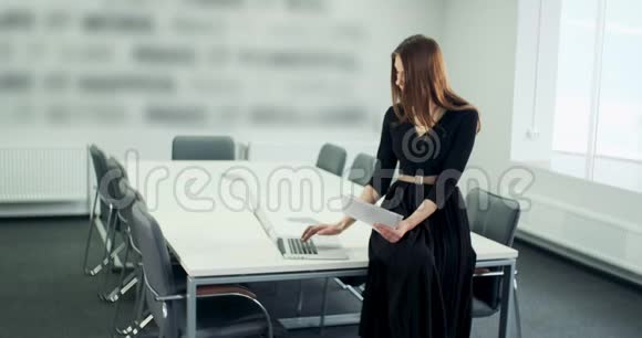 坐在桌子上的女人在办公室工作和思考解决问题很有魅力的女性视频的预览图