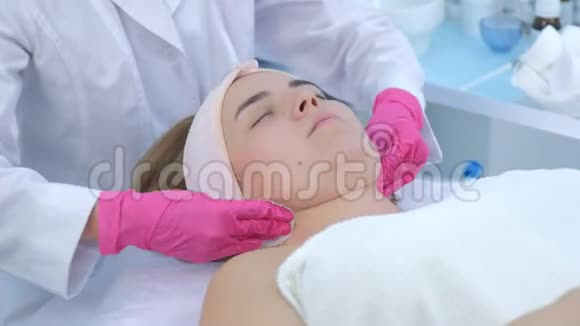 美容师清洁女性患者擦拭棉垫特写视频的预览图