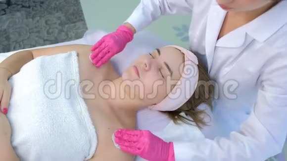 美容师在美容诊所擦手擦脸棉垫视频的预览图
