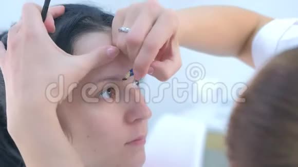 美容师为客户妇女画眉毛之前微刃程序视频的预览图