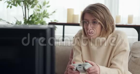 兴奋的女人在电子游戏比赛中获胜视频的预览图