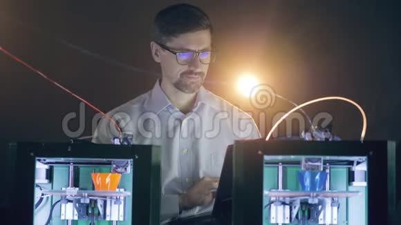 3D型打印机正由一名携带笔记本电脑的男性专家操作视频的预览图