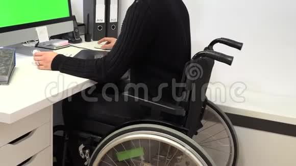 坐轮椅在电脑工作场所的年轻人视频的预览图