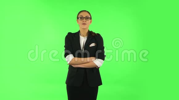 女人看起来很直绿色屏幕视频的预览图