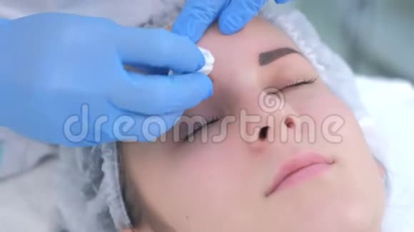 美容师正在用棉垫擦拭眉毛使眉毛微划视频的预览图