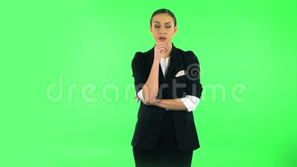 女性专注地听着用手指着观众点点头绿色屏幕视频的预览图