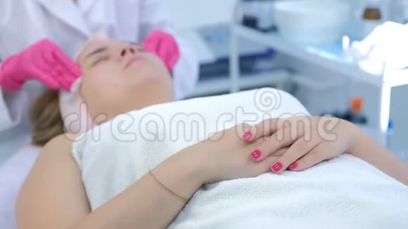 美容师在美容诊所擦手擦脸棉垫视频的预览图