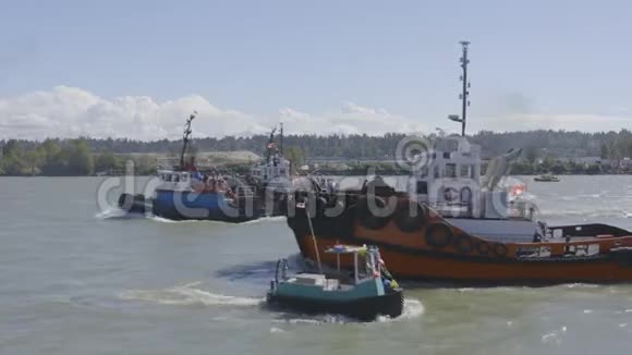 大船和小船在河上视频的预览图