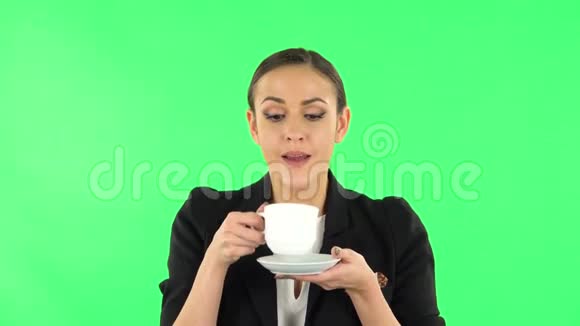 女孩喝不可口的咖啡感到厌恶绿色屏幕视频的预览图