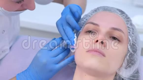 医生正在进行多次注射女性面部皮肤在中间治疗视频的预览图