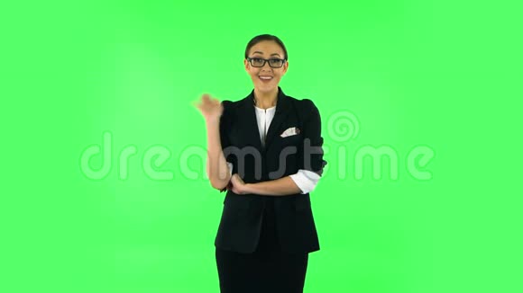 女人挥手示意过来绿色屏幕视频的预览图