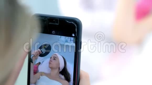 在智能手机上制作一张年轻女性美容程序的照片视频的预览图