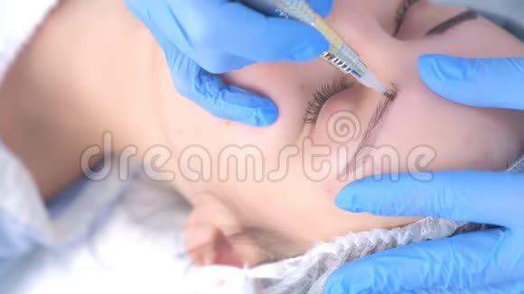 美容师为女性在美容院做眉毛微划手术视频的预览图