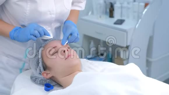 美容师正在用棉垫擦拭眉毛使眉毛微划视频的预览图