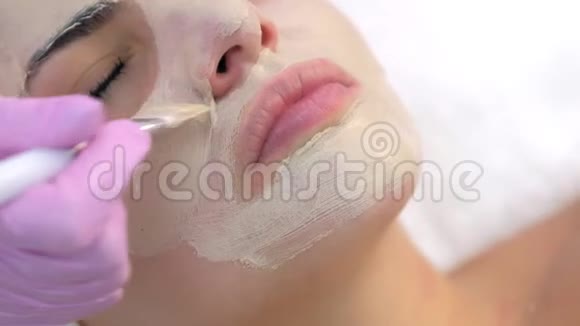 美容医生在美容诊所为女性客户面部敷面膜视频的预览图