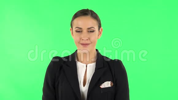 可爱的女性感觉不好她的胃疼感觉恶心绿色屏幕视频的预览图