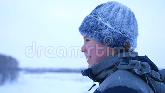 冬公园的少年脸特写日落的时候在新鲜空气中游走健康生活方式视频的预览图