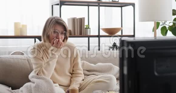 女人看电视表达自己的情感视频的预览图