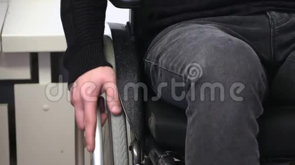 手扶轮椅特写一个不会走路的年轻人视频的预览图