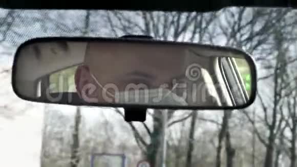 COVID19戴着无菌医疗面具的人开着卡车当地人开车时使用医疗面具隔离病毒感染视频的预览图