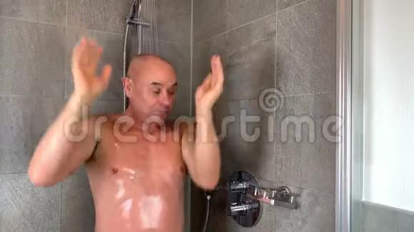 有趣的秃头中年男子洗澡跳舞富有表现力的舞蹈视频的预览图