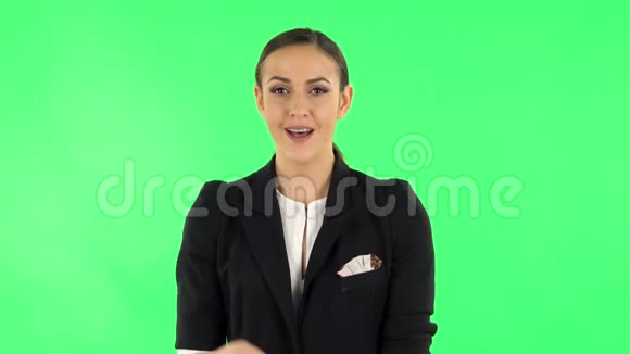女孩尖叫着在演播室的绿色屏幕上呼唤某人视频的预览图