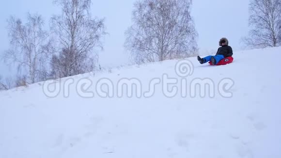 骑着雪山的家伙慢动作雪的冬季景观户外运动视频的预览图