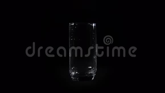 杯子里装满了水视频的预览图
