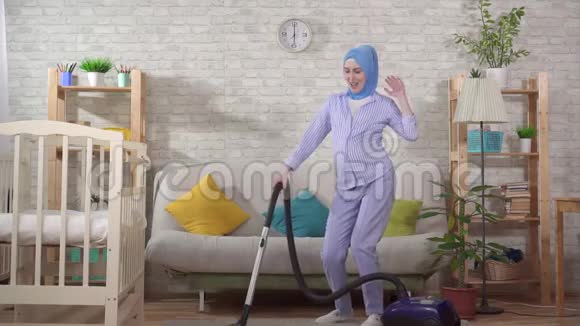 积极有活力的穆斯林孕妇做家庭作业视频的预览图