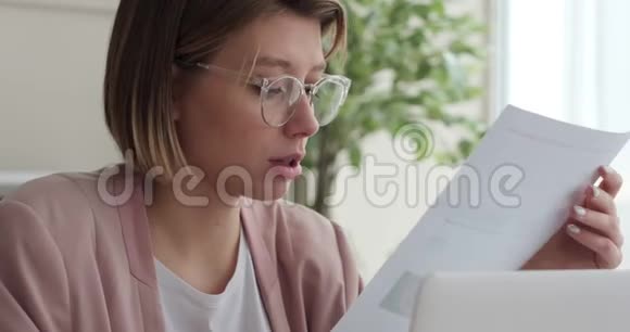 女商人用手提电脑在办公室开视频会议视频的预览图