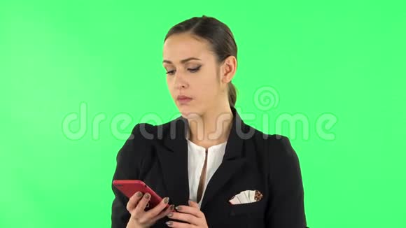 女人通过电话说话看起来很无聊绿色屏幕视频的预览图
